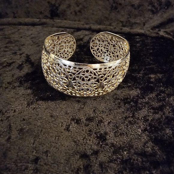 Vintage Lightweight Silver Tone Filigree Cuff - Picture 4 of 6